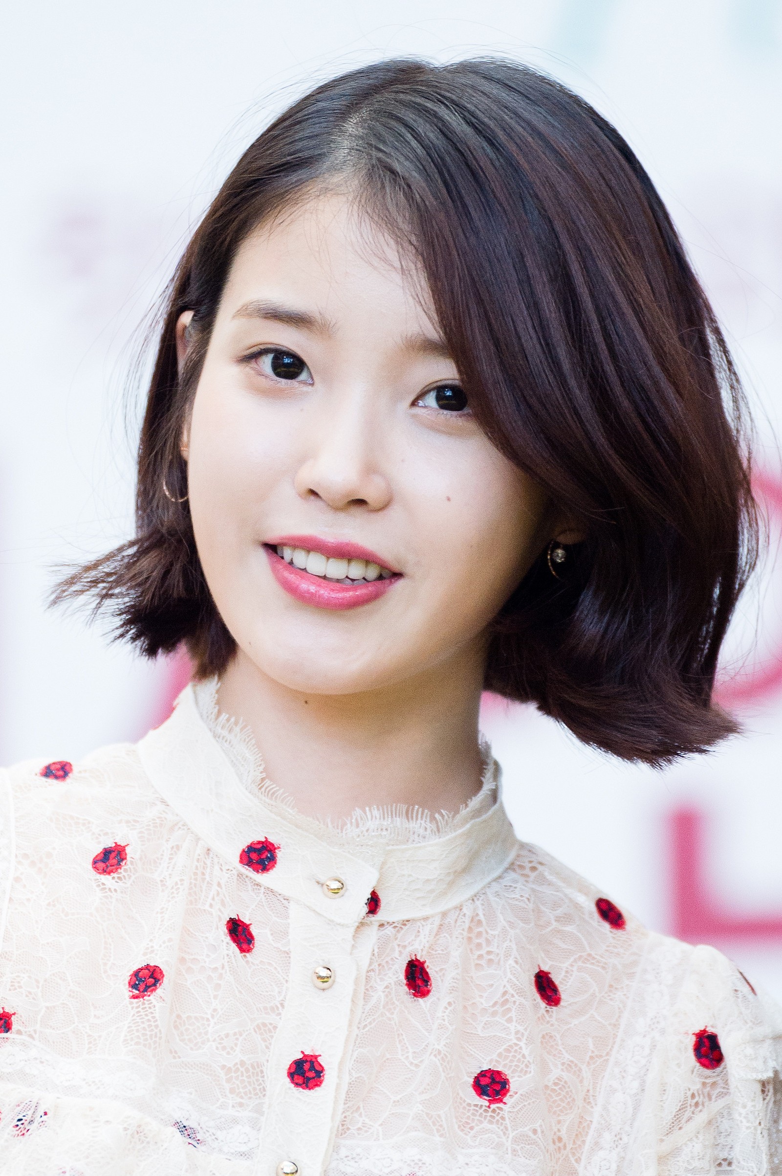 File:IU at a fansigning event for "Palette", Yeongdeungpo 